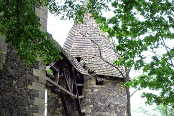 Chatrný dřevěný můstek do válcové vodní věže, která stojí samostatně vysuná z opevnění předhradí ( © Iva Spurná 7.5.2007)