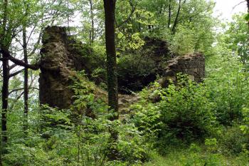 Jedna z válcových věží v opevnění předhradí ( © Iva Spurná 7.5.2007)