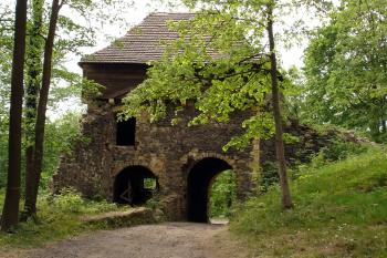 Brána předhradí – pohled z prostoru předhradí ( © Iva Spurná 7.5.2007)
