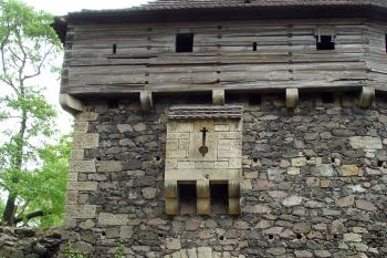 Brána předhradí – pohled z přístupové cesty ( © Iva Spurná 7.5.2007)