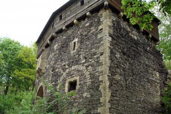 Brána předhradí – pohled z přístupové cesty ( © Iva Spurná 7.5.2007)
