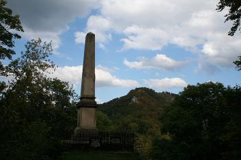 Koburský obelisk pod hradem (© Ivan Grisa, 09/2006)