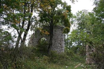 Zřícené zdi horního hradu (© Ivan Grisa, 09/2006)
