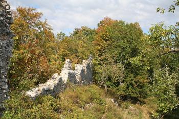 Zříceniny jižní části hradu (© Ivan Grisa, 09/2006)