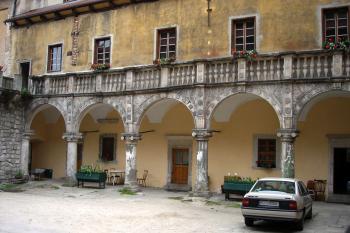 Jihozápadní křídlo zámku ( © Iva Spurná 7.5.2007)
