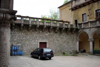 Nádvoří na jihovýchodě uzavřené zdí s balustrádou ( © Iva Spurná 7.5.2007)