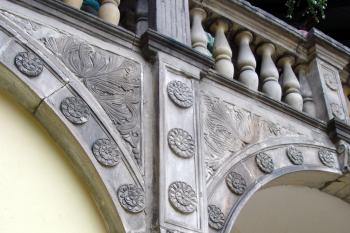 Detail zdobení arkády ( © Iva Spurná 7.5.2007)
