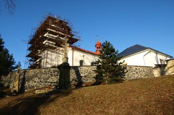 kostel a barokní márnice od jihozápadu ( © Milan Caha 01/2009)