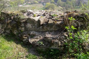 Zbytek zdiva na vrcholu hradiště (© Lukáš Pechánek, 04/2009)