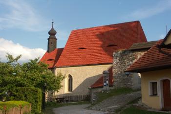 pohled od jihu - vpravo první hradní brána ( © Milan Caha 06/2008)