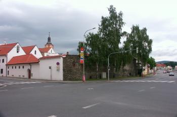 vnitřní hradební zeď v místě Klášterní brány ( © Milan Caha 06/2008)