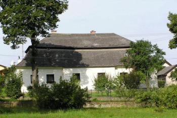 východní průčelí zámečku ( © Jan P. Štěpánek 08/2005)