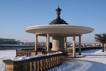 Pavilon na nábřežní terase (© Ivan Grisa, 01/2009)