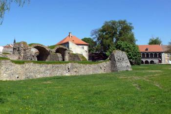 Hrad Lipý, vpravo Červený dům (© Jiří Cukr, 05/2008)