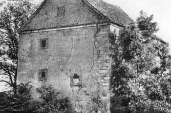 tvrz od severozápadu v 50. letech 20. století (© kol.: Zamki i dwory obronne w Sudetach, Tom II, Księstwo Jaworskie, Uniwersytet Wrocławski , Instytut Archeologii, Wrocław 2009)