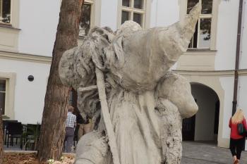 Torzo barokní sochy na nádvoří (© Johannes Cladis, 09/2015)