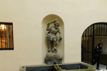 socha Herkula na nádvoří (© Milan Caha, 10/2018)
