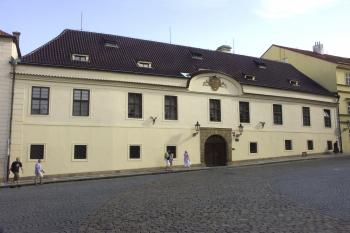 uliční průčelí paláce ( © Milan Caha 04/2008)