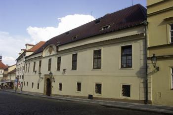 uliční průčelí paláce ( © Milan Caha 04/2008)