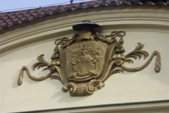 erb na uličním průčelí paláce ( © Milan Caha 04/2008)