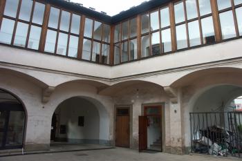 nádvoří paláce ( © Milan Caha 06/2008)