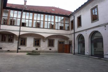 nádvoří paláce ( © Milan Caha 06/2008)
