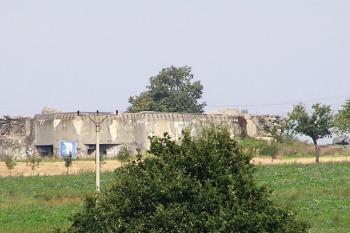pohled na pěchotní srub a okolí od jihu přes pole ( © Jan P. Štěpánek 09/2006)