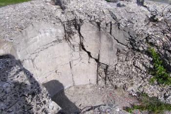 prostor po vytrženém ocelovém pěchotním zvonu ( © Jan P. Štěpánek 09/2006)