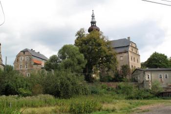 celkový pohled na zámek od hlavní cesty ( © Jan P. Štěpánek 09/2013)
