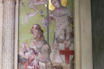 stylizované postavy rytířů na oltáři kaple v podobě mužských členů rodu Loudon ( © Jan P. Štěpánek 10/2007)