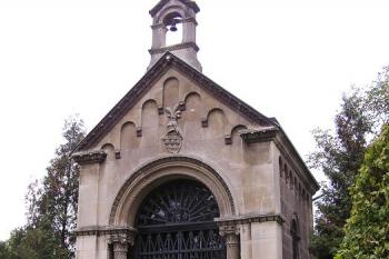 hlavní průčelí laudonské hřbitovní kaple ( © Jan P. Štěpánek 10/2007)