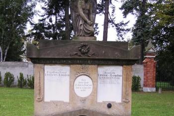 náhrobek Ernsta Loudona (1832-1919) a jeho ženy Henrietty rozené hraběnky Seilernové (1838-1908) ( © Jan P. Štěpánek 10/2007)