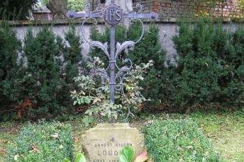 skromný náhrobek posledního majitele bystřického zámku Arnošta Gideona Loudona (1886-1944) ( © Jan P. Štěpánek 10/2007)