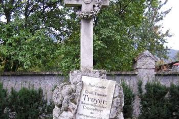 náhrobek hraběcího rodu Troyerů ( © Jan P. Štěpánek 10/2007)