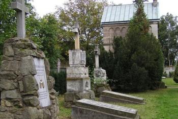jednotlivé šlechtické náhrobky s hřbitovní kaplí v pozadí ( © Jan P. Štěpánek 10/2007)