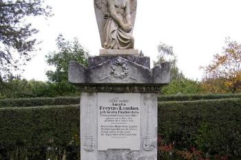 náhrobek Amálie Loudonové rozené hraběnky Fünfkirchenové (rod z Pětikostelí) (1776-1819) ( © Jan P. Štěpánek 10/2007)