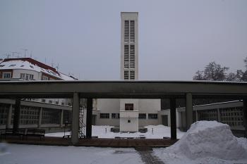 Průhled z prvního nádvoří ke kostelu ( © Ivan Grisa 01/2009)