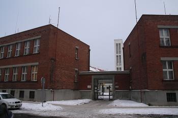 Průhled z Ambrožovy ulice mezi farní (vlevo) a diecesní budovou ( © Ivan Grisa 01/2009)