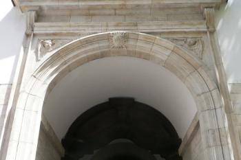 vstupní portál kostela ( © Jan P. Štěpánek 05/2008)