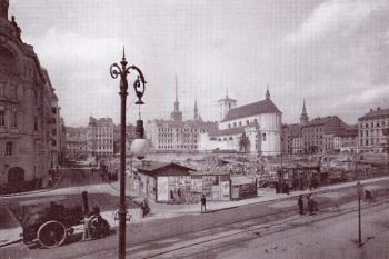 pohled na staveniště vzniklé po demolici klášterních budov jezuitské koleje  ( © H. Jordánková, L. Sulitková: Brno - Město uvnitř hradeb, Paseka 2008)