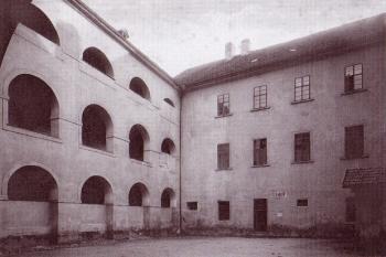 strohá renesanční podoba 1. dvora jezuitských kolejí (kasáren) ( © H. Jordánková, L. Sulitková: Brno - Město uvnitř hradeb, Paseka 2008)