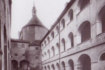 6. dvůr jezuitských kasáren s klášterním kostelem v pozadí ( © H. Jordánková, L. Sulitková: Brno - Město uvnitř hradeb, Paseka 2008)