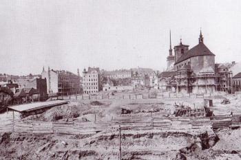 rozsáhlá stavební plocha vzniklá po úplné demolici jezuitského komplexu ( © H. Jordánková, L. Sulitková: Brno - Město uvnitř hradeb, Paseka 2008)