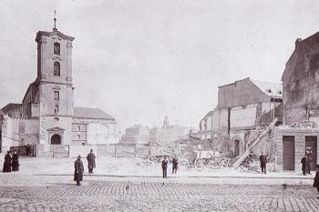 jezuitský kostel po demolici klášterních budov ( © H. Jordánková, L. Sulitková: Brno - Město uvnitř hradeb, Paseka 2008)