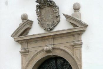 portál domu ve směru ze Sněmovního náměstí ( © Jan P. Štěpánek 09/2008)