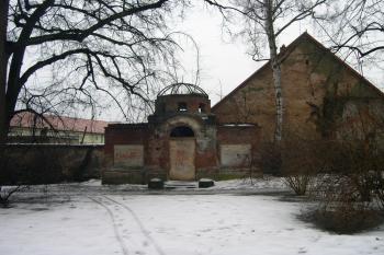 Zdevastovaná secesní hrobka u jižní zdi bývalého hřbitova (© Ivan Grisa, 02/2006)
