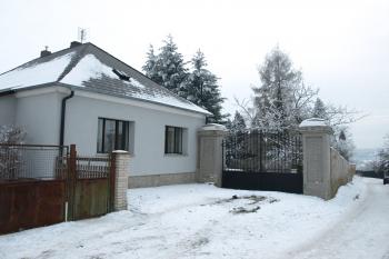 hřbitovní brána a hrobnický domek ( © Milan Caha 01/2009)