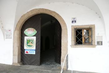 vstupní portál domu ( © Jan P. Štěpánek 08/2008)