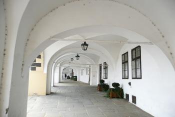 klenuté podloubí domu ( © Jan P. Štěpánek 08/2008)