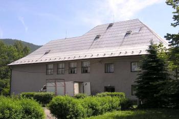 Pohled na bývalý zámek od západu (© Jan P. Štěpánek 06/2006)